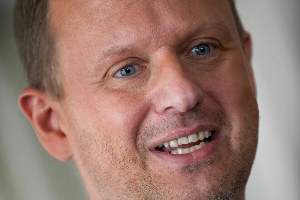Johan Stenebo med sin nyutgivna bok "Sanningen om IKEA".