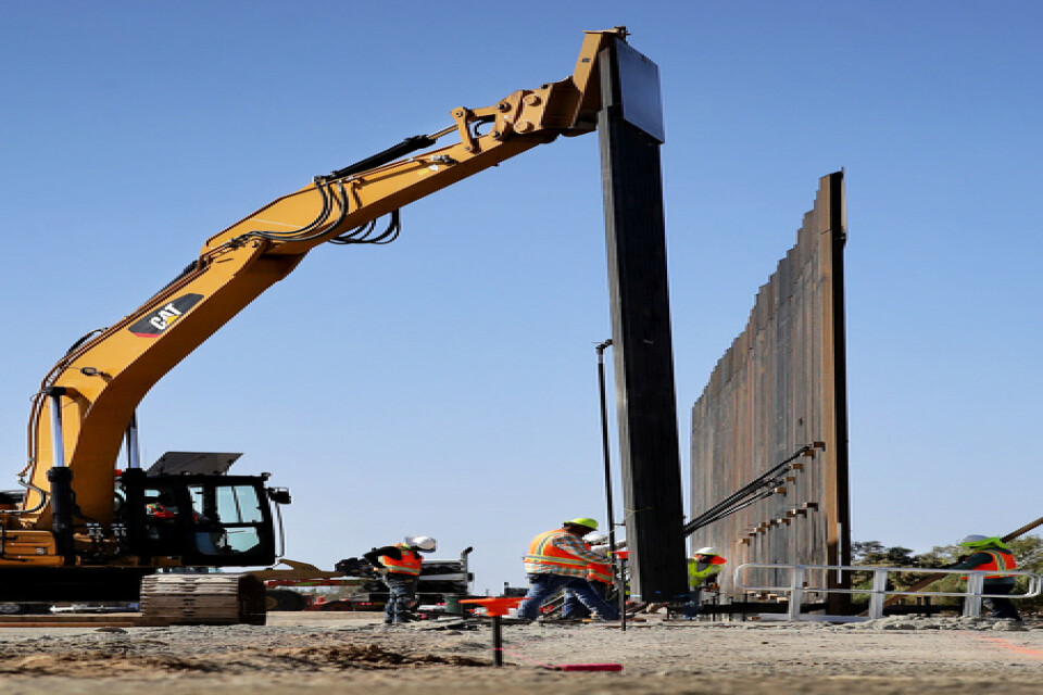 Att få ned antalet människor som söker sig till USA via landets södra gräns är en profilfråga för Donald Trump. Bild från ett barriärbygge i Arizona.