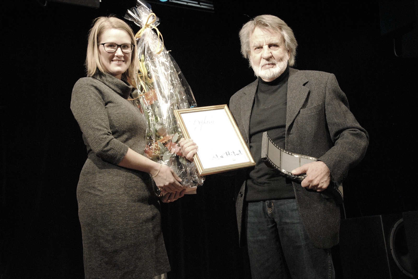 Fullmäktiges ordförande Camilla Westdahl (M) delade ut Östra Göinges filmpris till Per Åhlin.