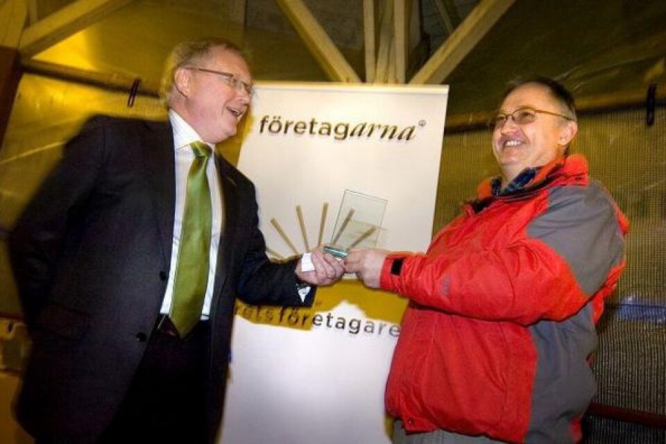 Sten Hermansson, ordförande för Företagarna i Skåne, delade ut plakett till Per-Ronny Samuelsson. Bilder: LASSE OTTOSSON