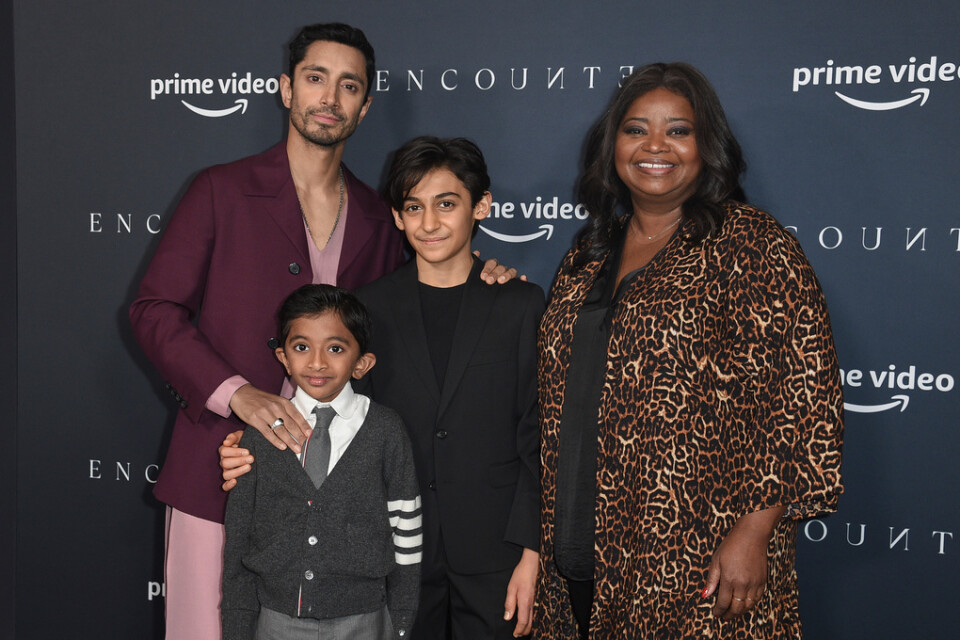 Riz Ahmed tillsammans med sin filmfamilj, från vänster Aditya Geddada och Lucian-River Chauhan. Octavia Spencer spelar Hattie Hayes i filmen. Arkivbild.