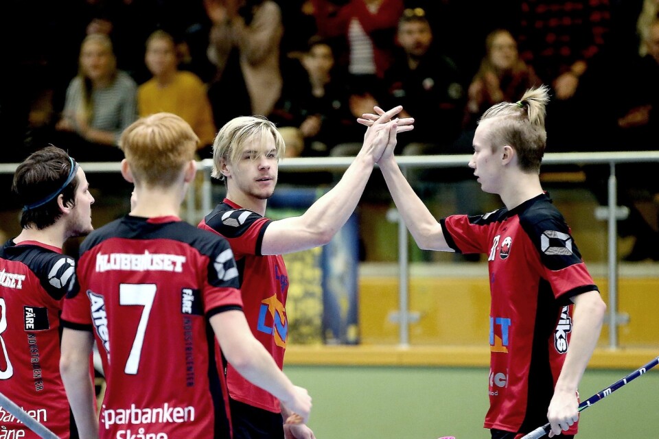 Fabian Olofsson, till höger på bilden, gjorde tre av målen då Lönsboda besegrade Landskrona. FOTO: STEFAN SANDSTRÖM