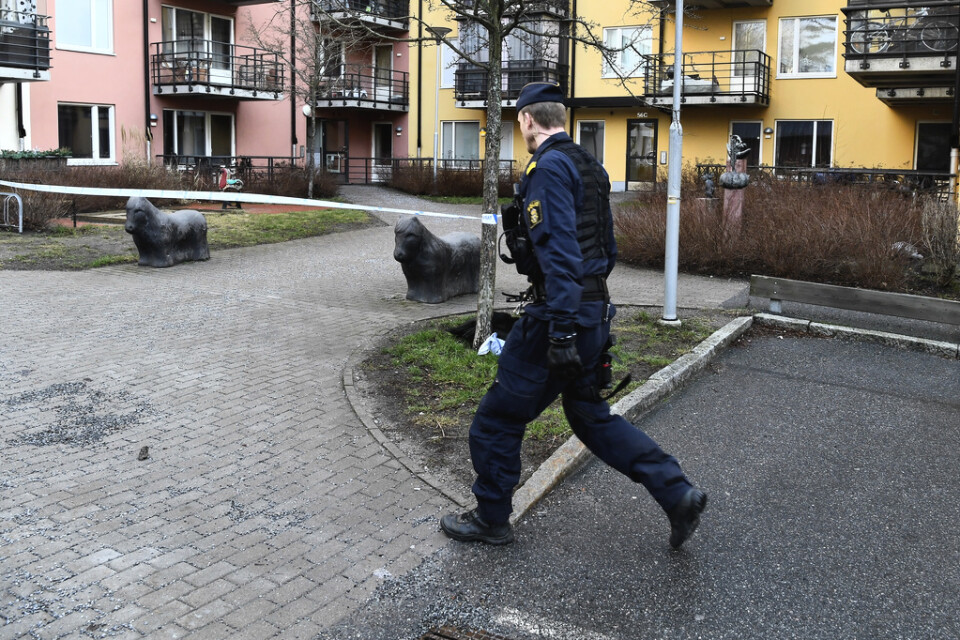 Polisen har spärrat av ett bostadsområde i Skogås, söder om Stockholm, där man på måndagsmorgonen fick larm om ett misstänkt grovt brott.