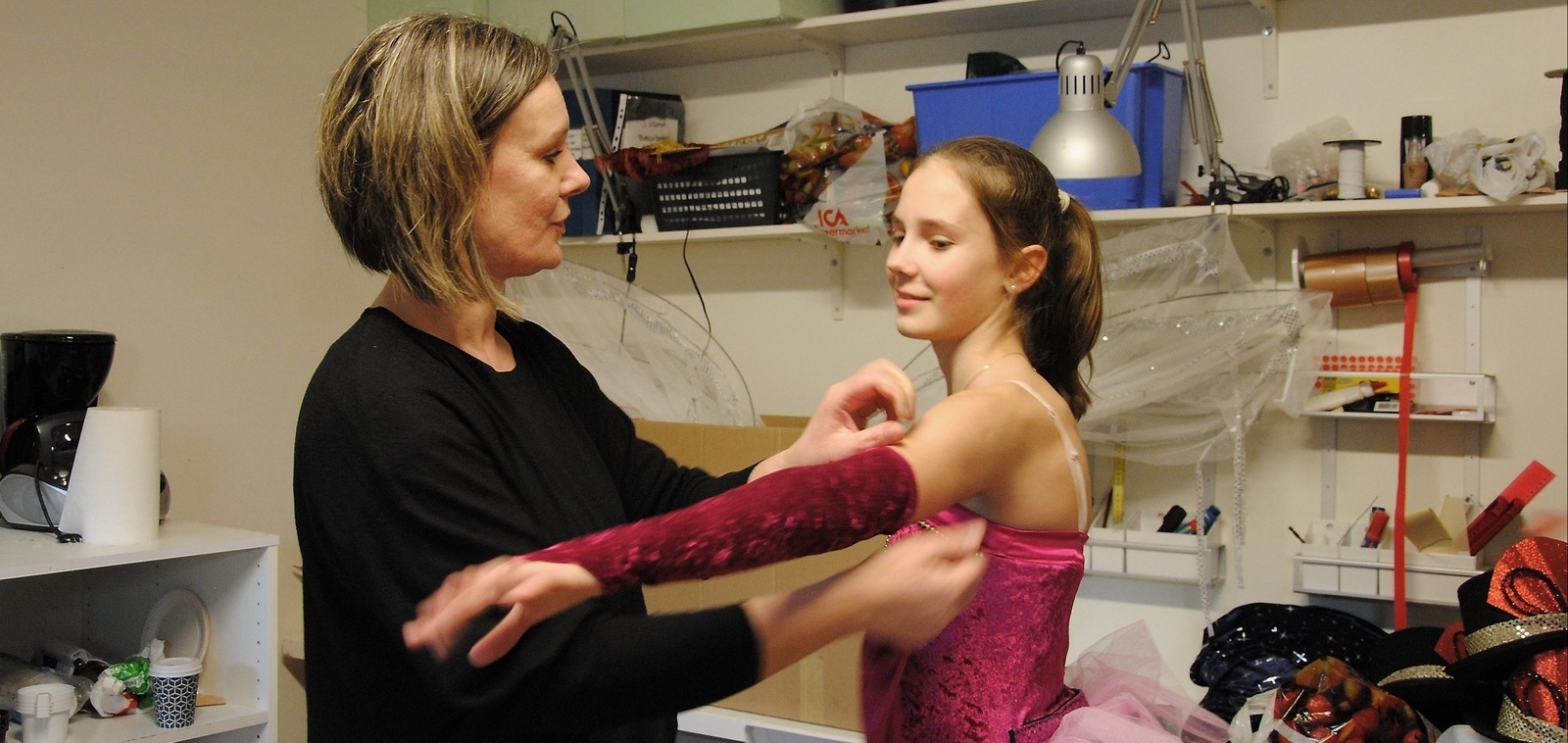 Mamma Joanna Idström provar en dräkt på dottern Elsa. 									            FOTO: SUSANNE GÄRE
