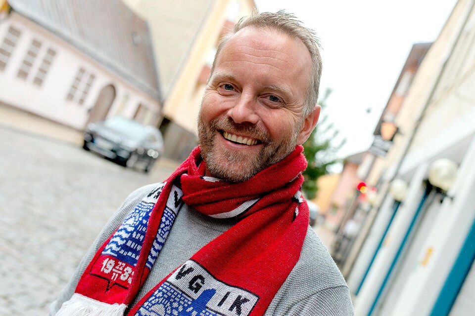 Supporterprofilen i Vittsjö GIK, Fredrik Snygg, leder ofta fansen i samband med matcherna.