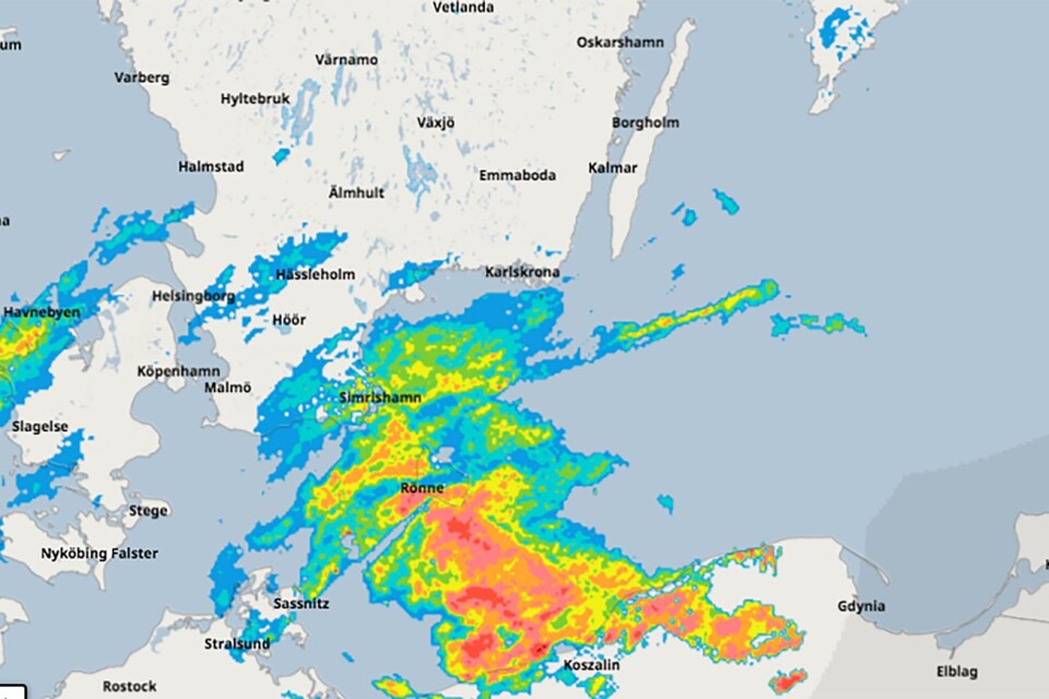Regnkaos på väg. Kraftiga regn väntas svepa in över Öland under tisdagen.