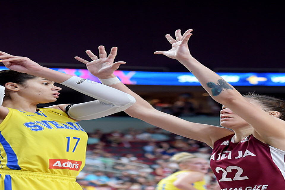 Svenska WNBA-stjärnan Amandas Zahui, vänster, i åttondelsfinalen mot Lettland i EM.
