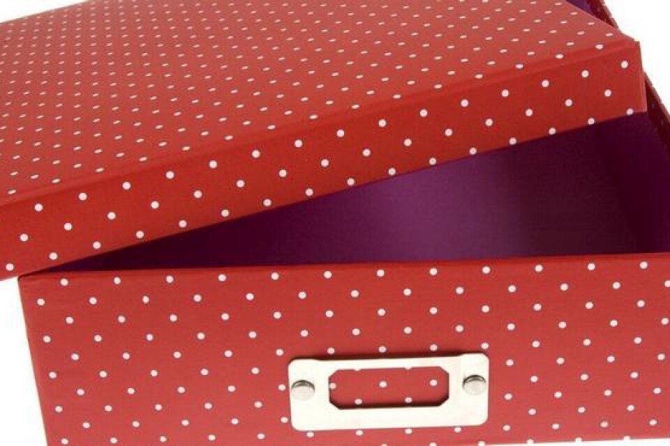 En röd låda med vita prickar funkar fint för både papper och småsaker.