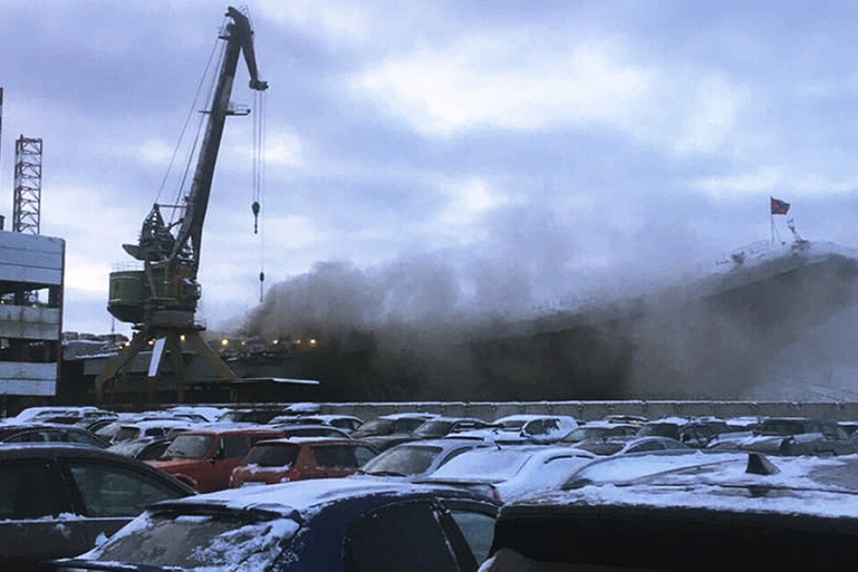 Ett fotografi från en anonym källa visar rök bolma ut ur hangarfartyget Amiral Kuznetsov i Murmansk på torsdagen.