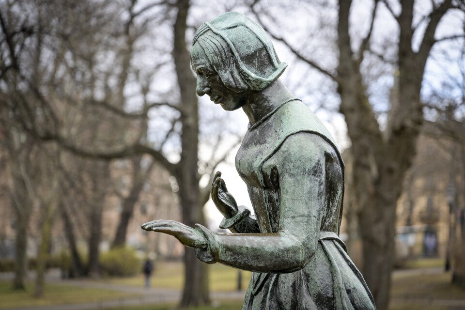 Staty av Fredrika Bremer i Humlegården, Stockholm.