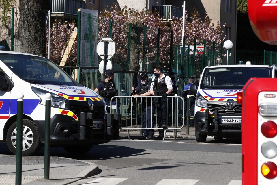 Polisavspärrningar vid polisstationen i Rambouillet i Frankrike på fredagen.