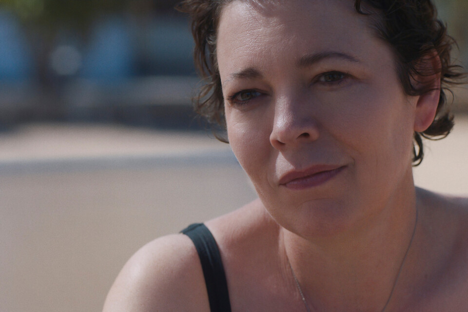 Olivia Colman spelar en professor som åker på semester i "The lost daughter". Pressbild.