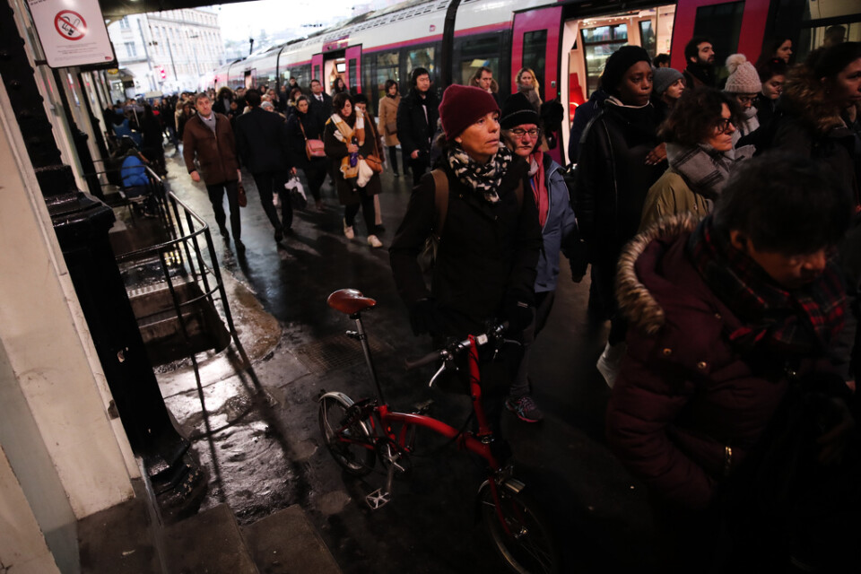 Pendlare som drabbats av strejken går på ett tåg på stationen Saint-Lazare i Paris.