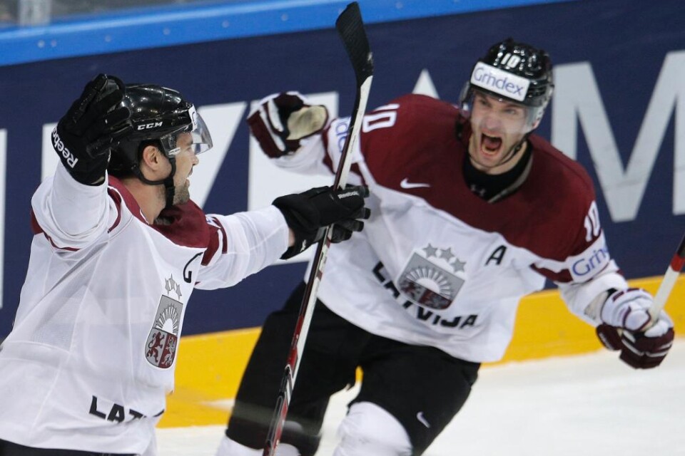 Lettland tog sin första seger i VM-ishockeyn då Schweiz besegrades med 2-1 efter förlängning. Lagkaptenen Kaspars Daugavins blev hjälte när han avgjorde efter 2.19 av förlängningen. Men två poäng kunde ha varit tre. Letterna ledde länge och såg ut att