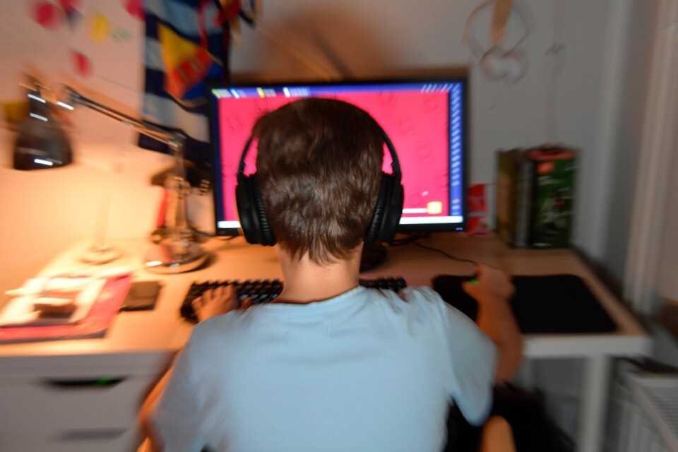 20191217 - Barn med hörlurar sitter framför dator i hemmiljöFoto: Anders Wiklund / TT / Kod 10040