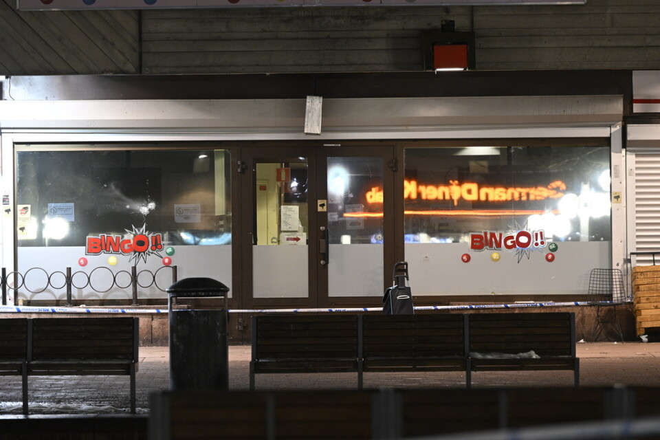 Skotthål i fönsterrutan till en bingohall i Skärholmen i södra Stockholm efter att två män skadats i en skottlossning i på onsdagskvällen.