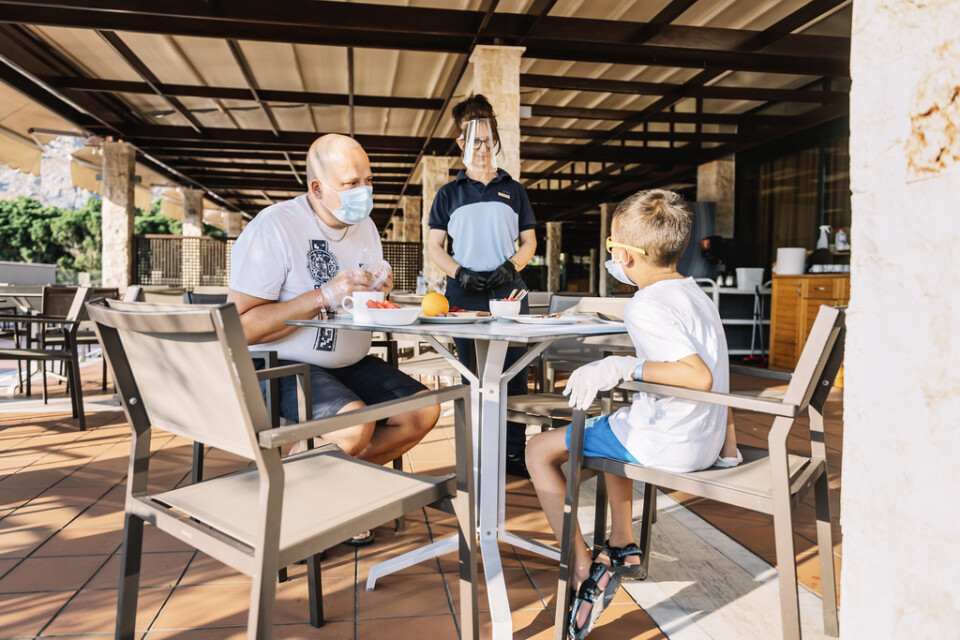Andreas Öhrvall och sonen Emanuel från Eskilstuna äter frukost på hotellet på Rhodos.