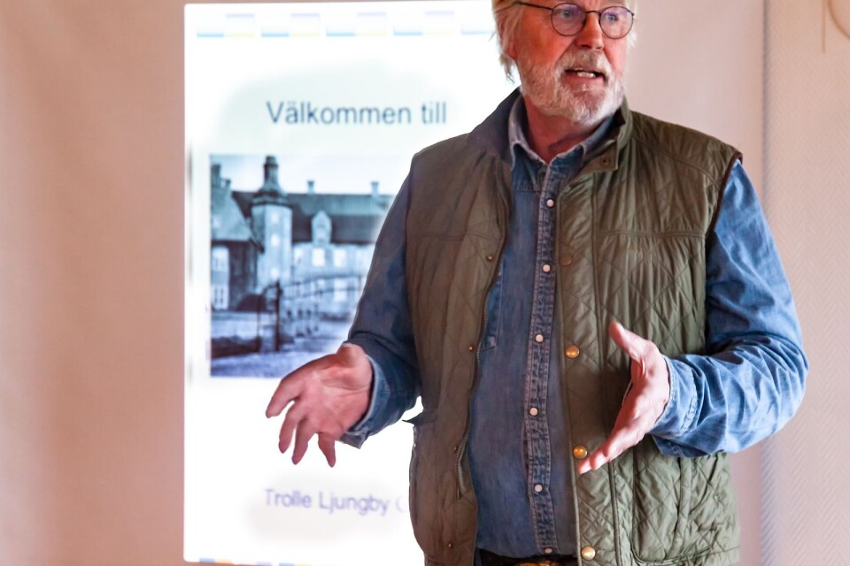 Per-Inge Pålsson, den tidigare inspektorn på Trolle-Ljungby gods, trollband publiken som ville lyssna om slottets historia.