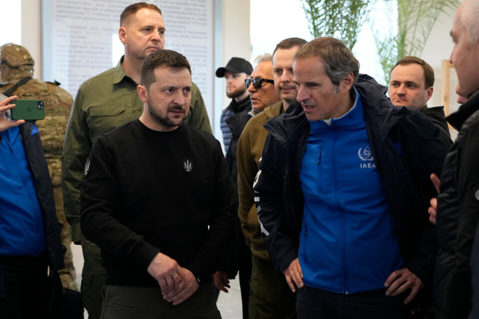 Ukrainas president Volodymyr Zelenskyj och chefen för FN:s internationella atomenergiorgan IAEA, Rafael Grossi, under besöket i Zaporizjzja.