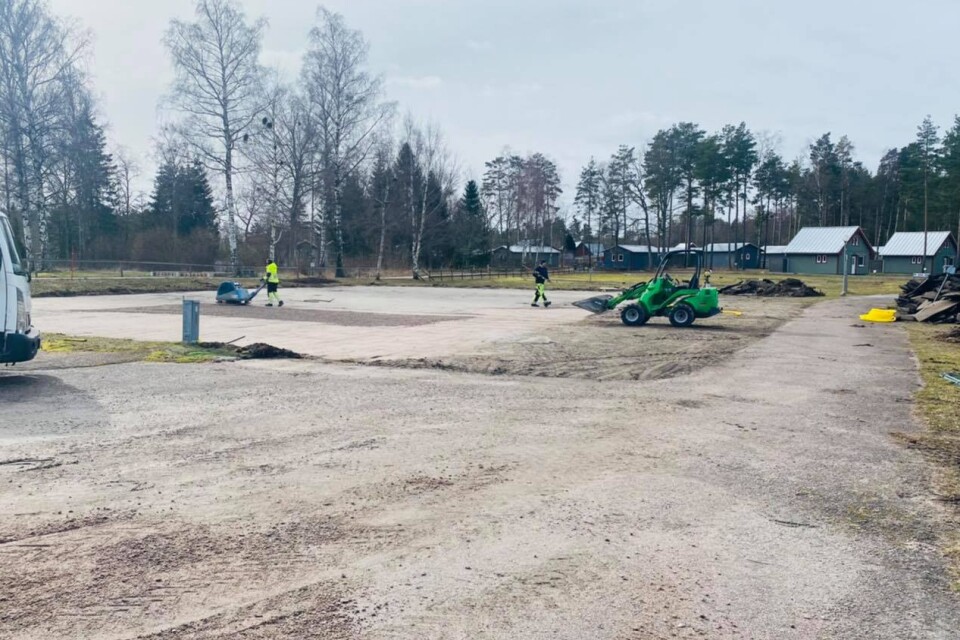 Tre padelbanor håller på att växa fram på First Camp Löttorp inför säsongen.