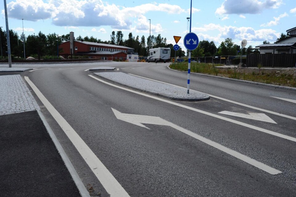 Enligt trafikläraren Daniel Bjureby är det ovanligt med vägmarkeringar av detta slag vid rondeller. Den ger Foto: Johannes Turstam