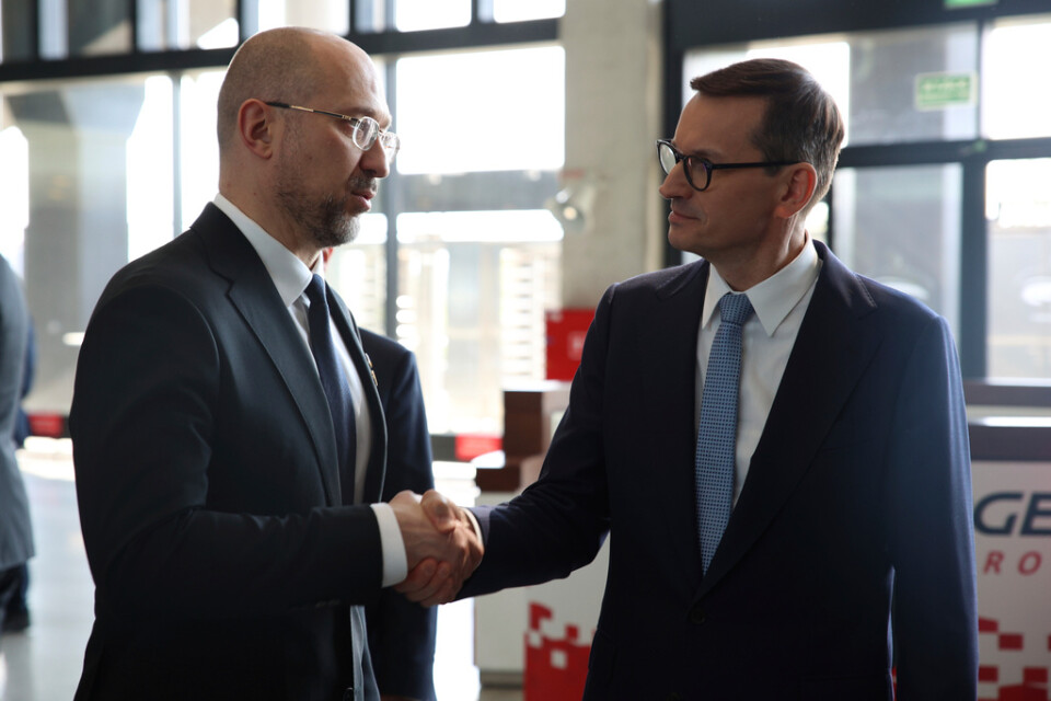 Ukrainas premiärminister Denys Sjmyhal vid ett möte med Polens premiärminister Mateusz Morawiecki i maj i fjol. Arkivbild.