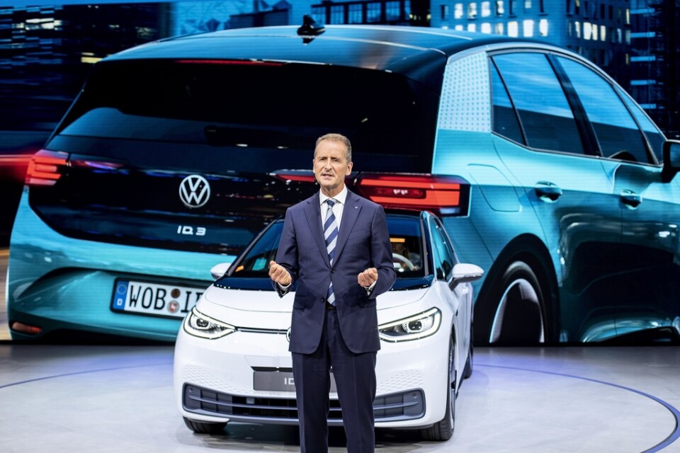 VW tjänar än så länge nästan alla sina pengar på fossilbilar. Men många elmodeller är på gång. Här visar Herbert Diess upp den kommande ID3 på bilmässan i Frankfurt tidigare i höst.