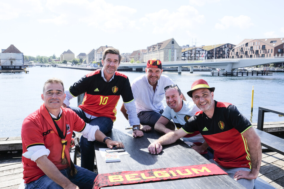 En del belgiska supportrar kommer till torsdagens EM-möte mellan Danmark och Belgien på Parken i Köpenhamn. Här laddar Cedric, Benoit, Vincent. Nicolas och Gilles från Bryssel upp i den danska huvudstaden.