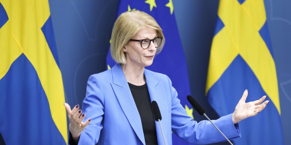 Finansminister Elisabeth Svantesson, moderaterna, vill inte kalla in matvarujättarna. Vi får vänta på vårbudgeten för att få besked om krispolitiken.