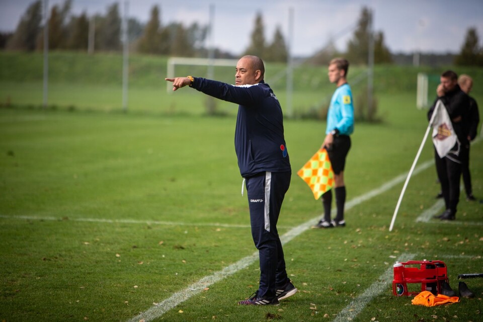 Malik Sesay fortsätter som tränare i FC Trelleborg.