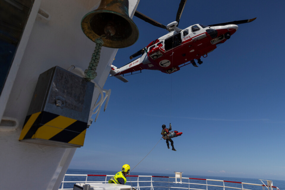 En helikopter från den italienska kustbevakningen räddar en migrant. Arkivbild.