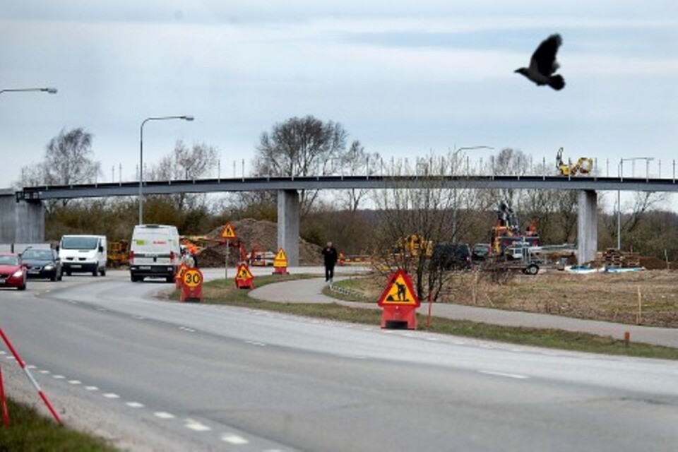 جسراً للمشاة والدراجات الهوائية في طريق Härlövsängaleden