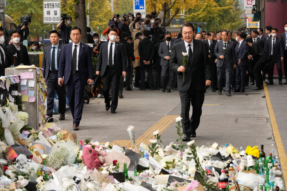 Sydkoreas president Yoon Suk-Yeol hedrar offren som dog i lördagens kaos i stadsdelen Itaewon i Seoul.