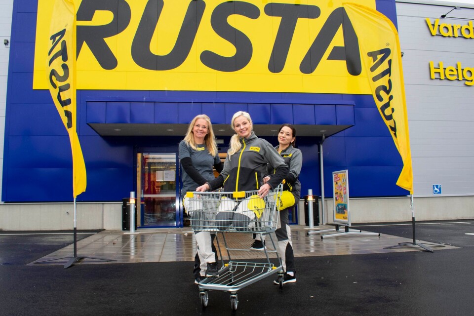Tina Färm, ställföreträdanden varuhuschef, Lena Ström, varuhuschef, och Jessica Andersson, säljare, på nya Rusta i Karlshamn.