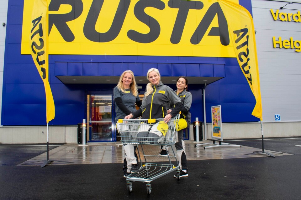 Tina Färm, ställföreträdanden varuhuschef, Lena Ström, varuhuschef och Jessica Andersson, säljare, på nya Rusta i Karlshamn.