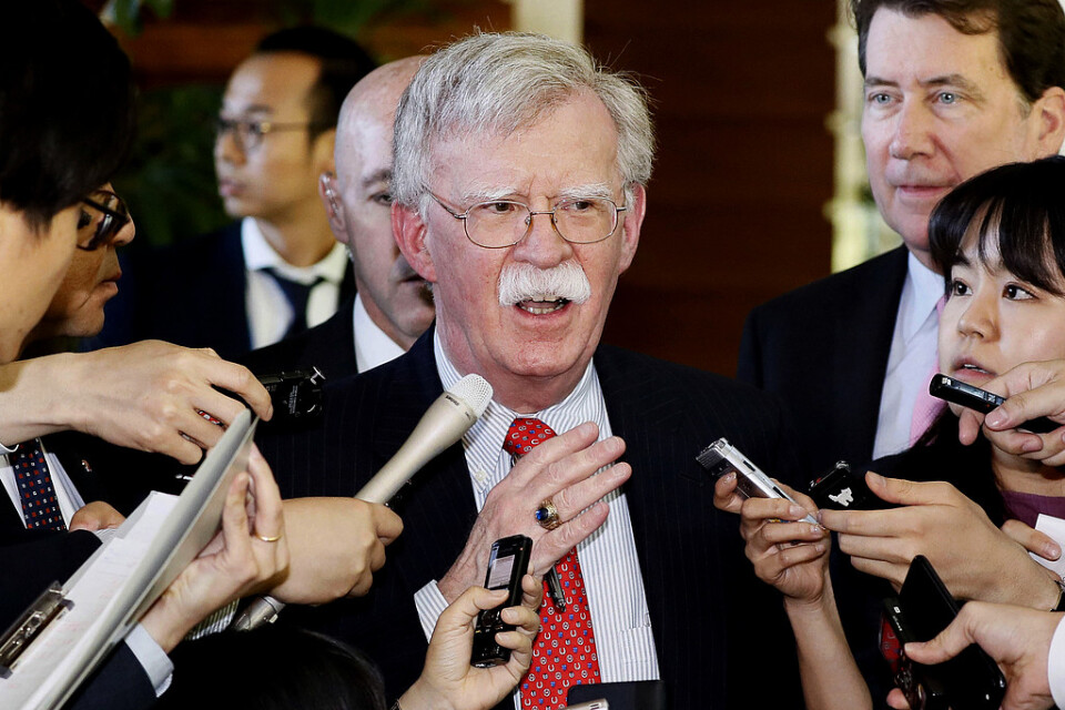 Den amerikanske säkerhetsrådgivaren John Bolton möts av reportrar i fredags.