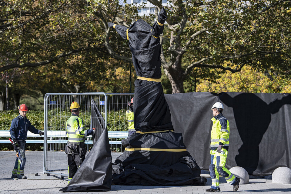 Under gårdagen pågick förberedelserna vid den övertäckta statyn av Zlatan Ibrahimovic. Fotbollsstjärnan är på plats vid dagens invigning på Stadiontorget i Malmö.