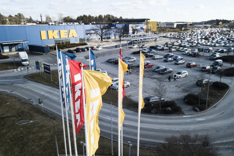 Flaggor framför Ikea Barkarby. Arkivbild.