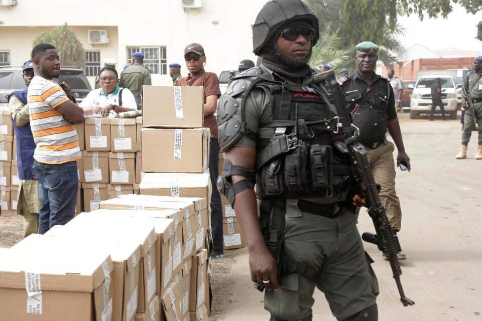 Nigerias presidentval som är planerat till lördagen kan bli försenat. Enligt lokala medier har man problem med att få fram valmaterial till vissa delar av landet. Valkommissionen har inte kommenterat uppgifterna. Sittande president Muhammadu Buhari utma