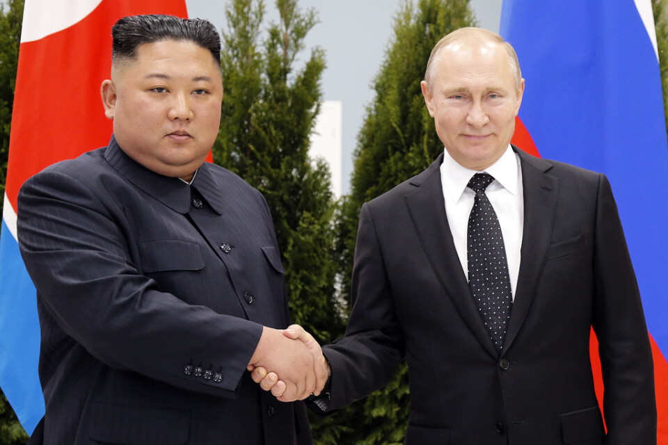 Rysslands president Vladimir Putin och Nordkoreas ledare Kim Jong-Un skakar hand under en mötte i ryska Vladivostok i april 2019.