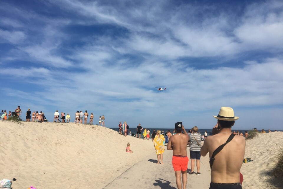 Många på stranden i Böda Sand följde räddningshelikopterns arbete.
