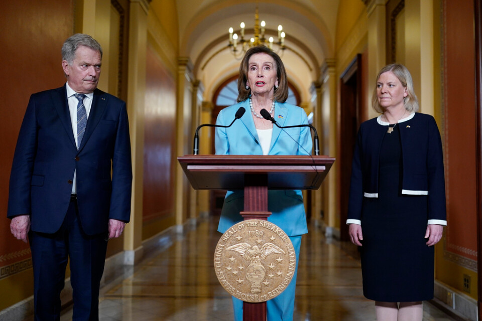 Amerikanska representanthusets talman Nancy Pelosi under en pressträff med Finlands president Sauli Niinistö och statsminister Magdalena Andersson i maj.