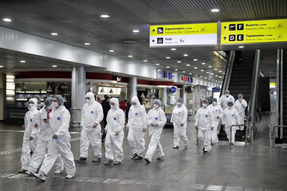 Ryska vårdarbetare på väg för att kontrollera resenärer som anlänt från utlandet vid Sjeremetevos internationella flygplats utanför Moskva i förra veckan.