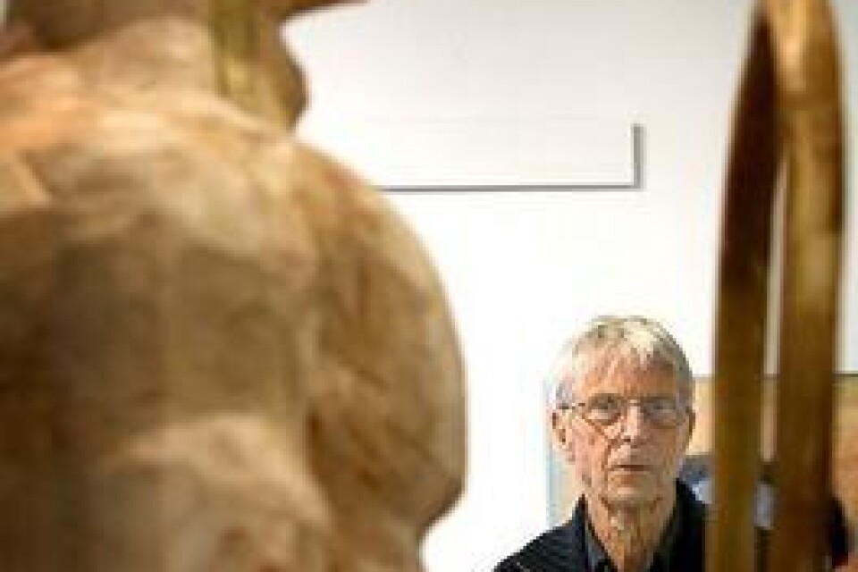 Börje Lindgren har levt på sin konst hela livet. Han gillar att arbeta i ask när han gör skulpturer. Bild: Tomas Nyberg