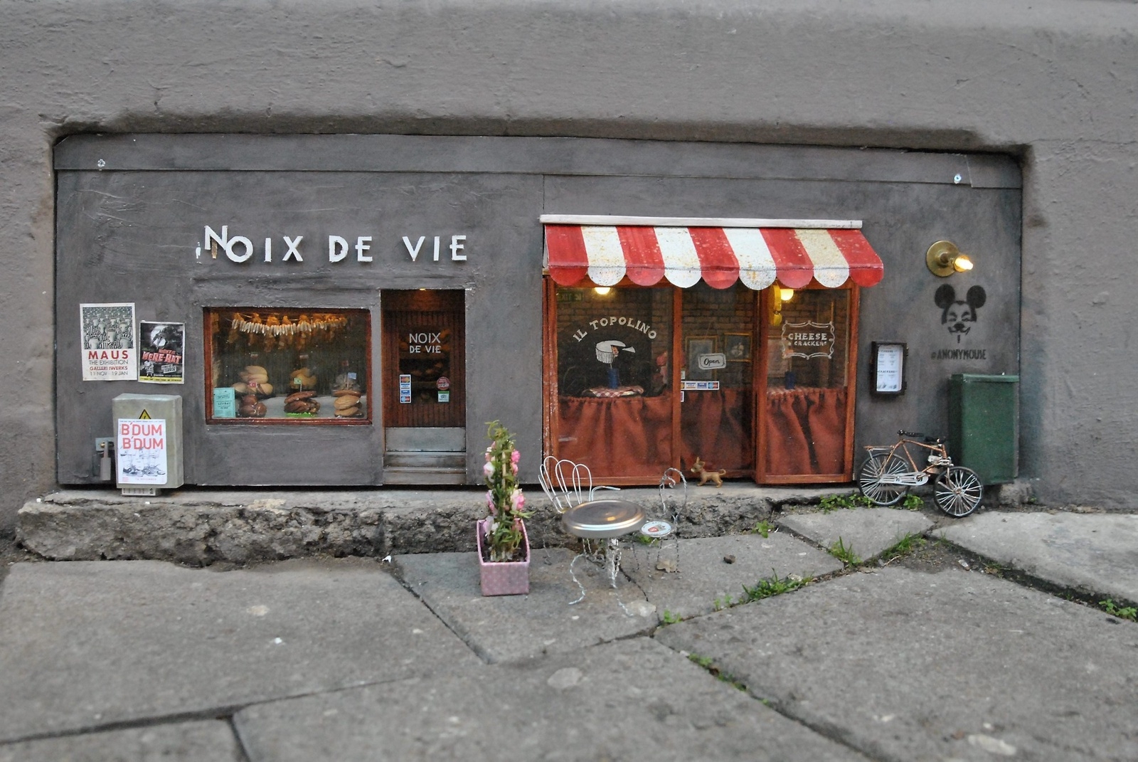 Mus-special på Bergsgatan. Nötbutiken Noix de Vie och restaurangen Il Topolino, som serverer ost och kex. restaurangen har ett bord.
