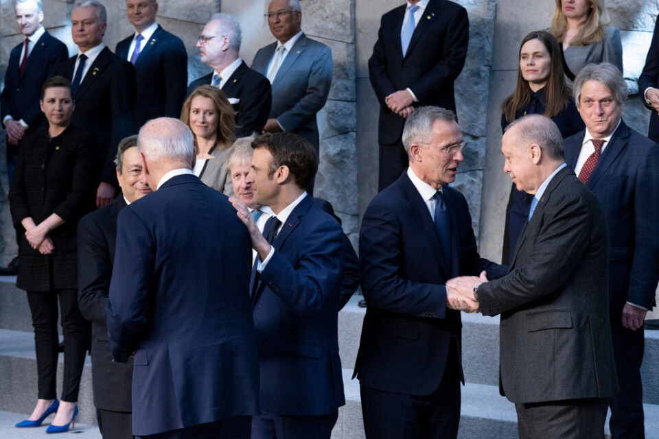 Till höger: Turkiets president Erdogan i handslag med Natos generalsekreterare Jens Stoltenberg. Till vänster: Överläggningar mellan USA:s Joe Biden, Frankrikes Emmanuel Macron, Italiens Mario Draghi och Storbritanniens Boris Johnson. Arkivbild från den 24 mars.