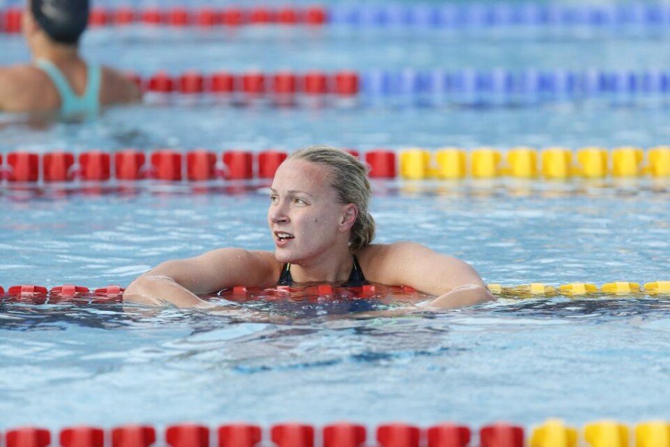 Långt från sina bästa tider, men också långt ned till konkurrenterna. Sarah Sjöström fortsätter att imponera under SM-simningarna i Sundsvall. I försöken på 50 meter frisim gick hon i mål på tiden 24,75, 77 hundradelar från sitt personliga rekord men b