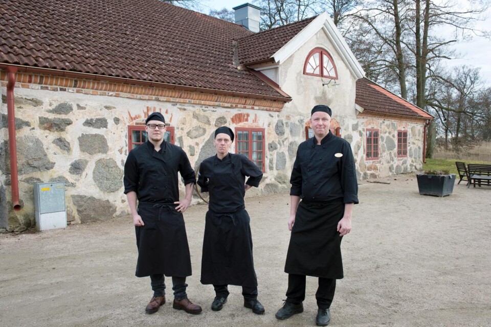 Joacim Johansen, kocken Lola Henningsson och Joakim Rodin utanför serveringen i Husebys mejeri. Foto: Urban Nilsson, Smålandsposten