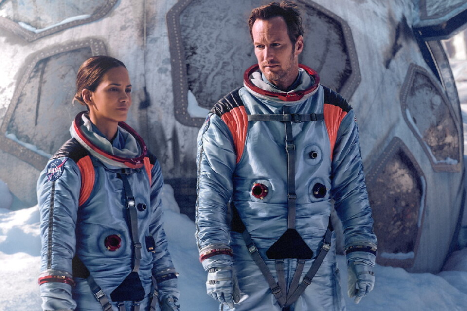 Halle Berry och Patrick Wilson spelar två ex-astronauter som försöker rädda världen i "Moonfall". Pressbild.