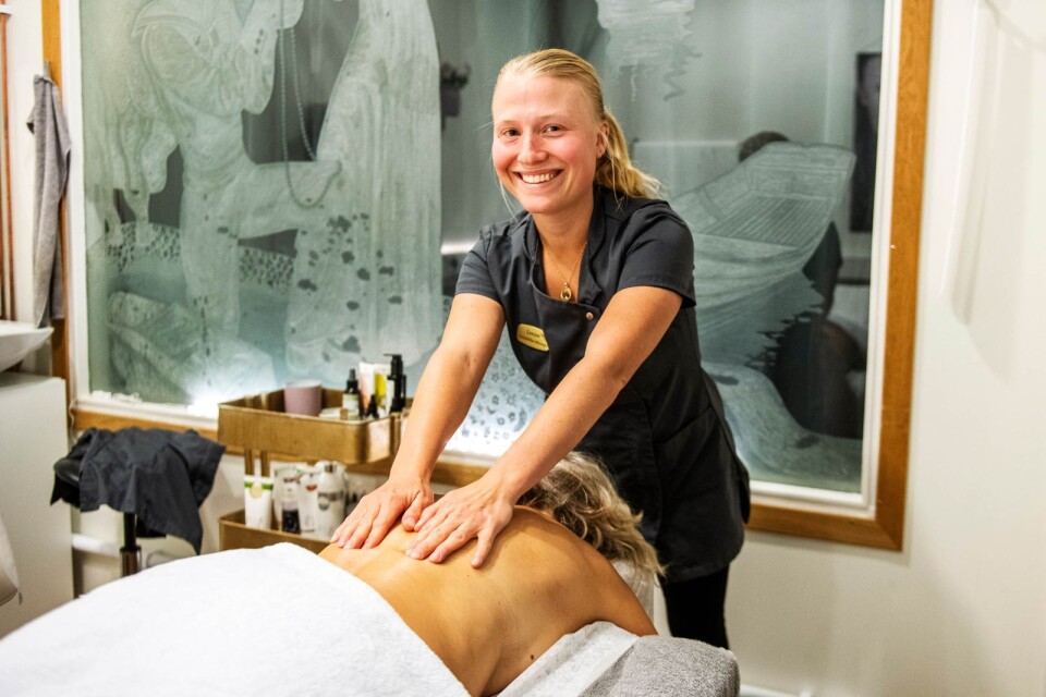Louise Helgesson, medicinsk massageterapeut, masserar den medicinska massageterapeuten Ninni Romberg. Båda är från Svenska hälsoteamet.